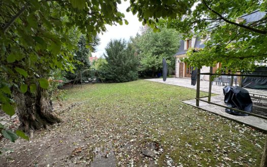 GRANDE PROPRIETE SUR PARC AVEC PISCINE