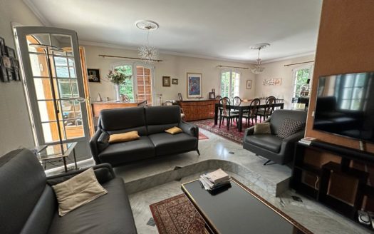 GRANDE PROPRIETE SUR PARC AVEC PISCINE