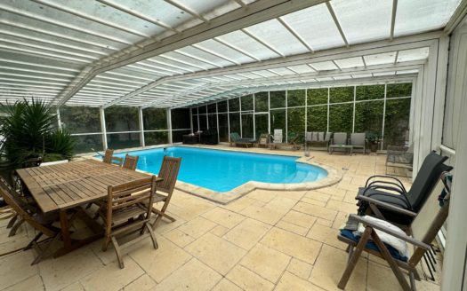 GRANDE PROPRIETE SUR PARC AVEC PISCINE