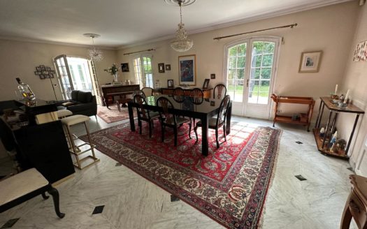 GRANDE PROPRIETE SUR PARC AVEC PISCINE