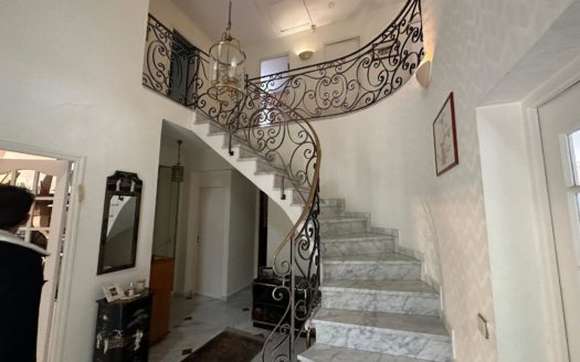 GRANDE PROPRIETE SUR PARC AVEC PISCINE