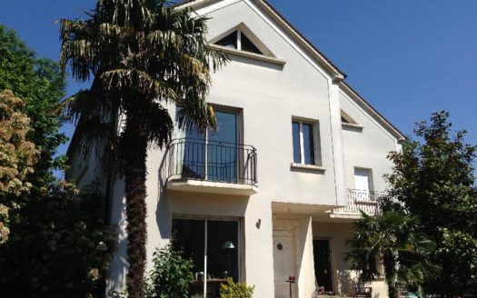 GRANDE PROPRIETE CONTEMPORAINE AVEC PISCINE