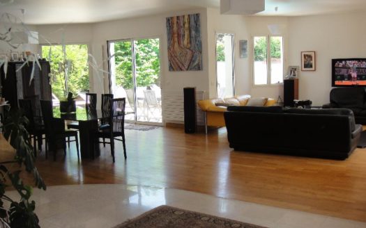 GRANDE PROPRIETE CONTEMPORAINE AVEC PISCINE