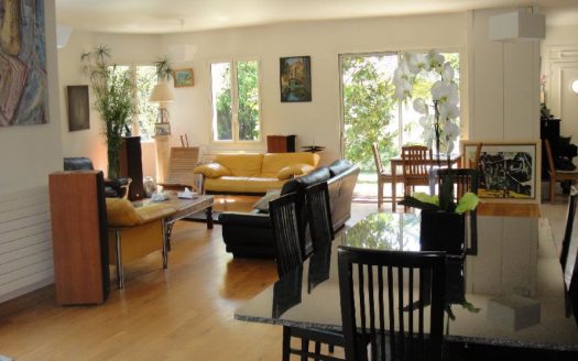 GRANDE PROPRIETE CONTEMPORAINE AVEC PISCINE