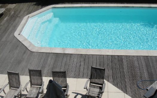 GRANDE PROPRIETE CONTEMPORAINE AVEC PISCINE
