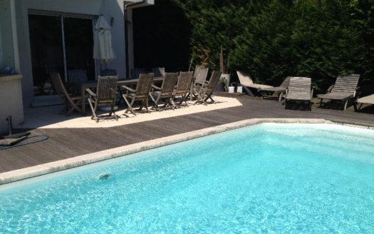 GRANDE PROPRIETE CONTEMPORAINE AVEC PISCINE